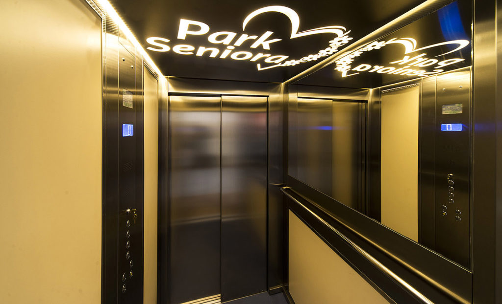 W Domu Opieki „Park Seniora” w Sosnówce znajduje się nowoczesna winda ułatwiające przemieszczanie się między piętrami