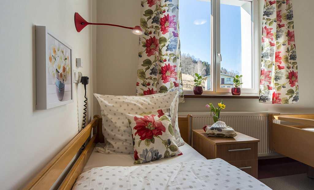 Pokoje w Domu Opieki „Park Seniora” w Sosnówce są wygodne, jasne i przede wszystkim bezpieczne