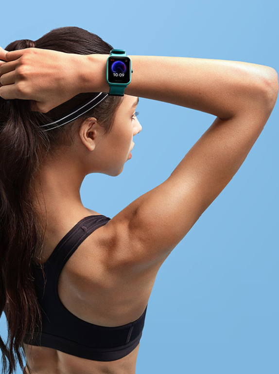 Amafit Bip U Pro zielony smartwatch na ręce wysportowanej dziewczyny