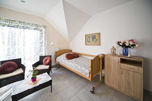 Jeeden z pokoi w Domu Seniora „Górski Zakątek” w Wilkowicach