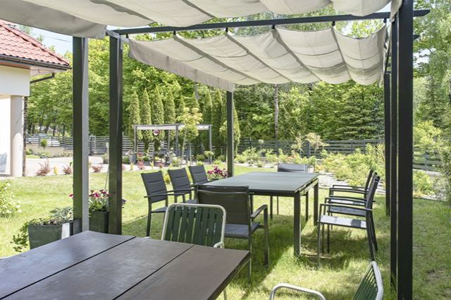 Ogród przed Domem Seniora „Górski Zakątek” w Wilkowicach to miejsce, w którym seniorzy chętnie spędzają czas