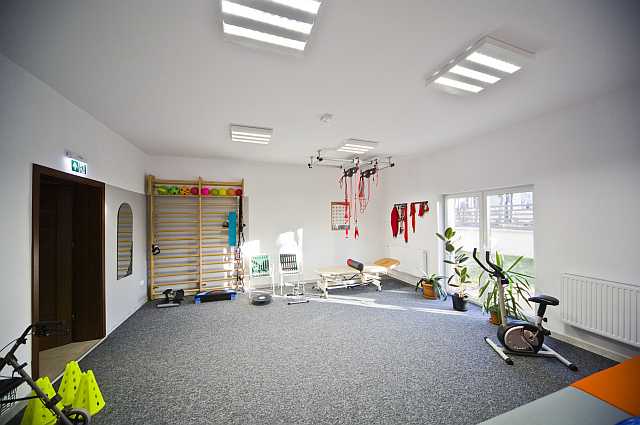 Dom Seniora „Górski Zakątek” w Wilkowicach  dysponuje salą do rehabilitacji wyposażoną w niezbędny sprzęt