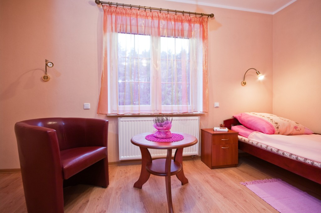 Pokoje w Rodzinnym Domu Seniora „Leśne Zacisze” w Sobieniach Kiełczewskich są jasne, wygodne i utrzymane w ciepłej kolorystyce