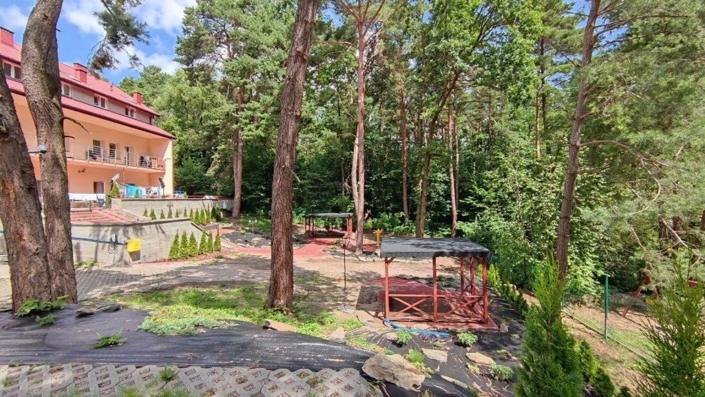 Mieszkańcy Domu Opieki „Leśna Oaza” w Chęcinach mają do dyspozycji ogród z ławeczkami i siłownią zewnętrzną