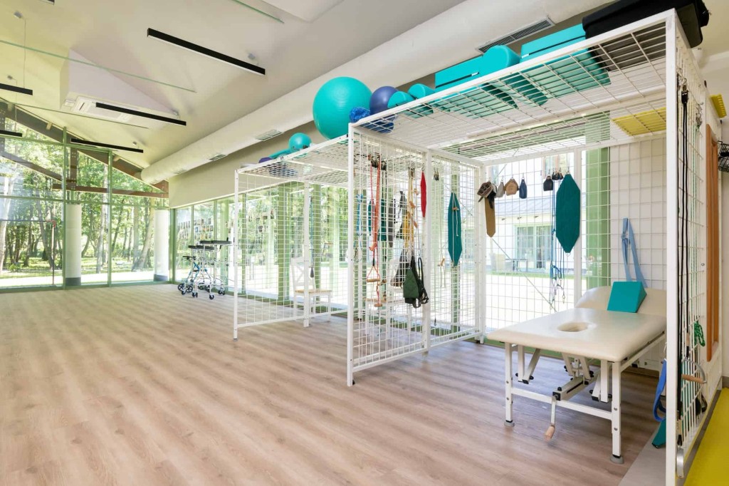 Do dyspozycji mieszkańców Rezydencji Seniora ,,Willa Milanówek" w Milanówku jest świetnie wyposażona sala do rehabilitacji