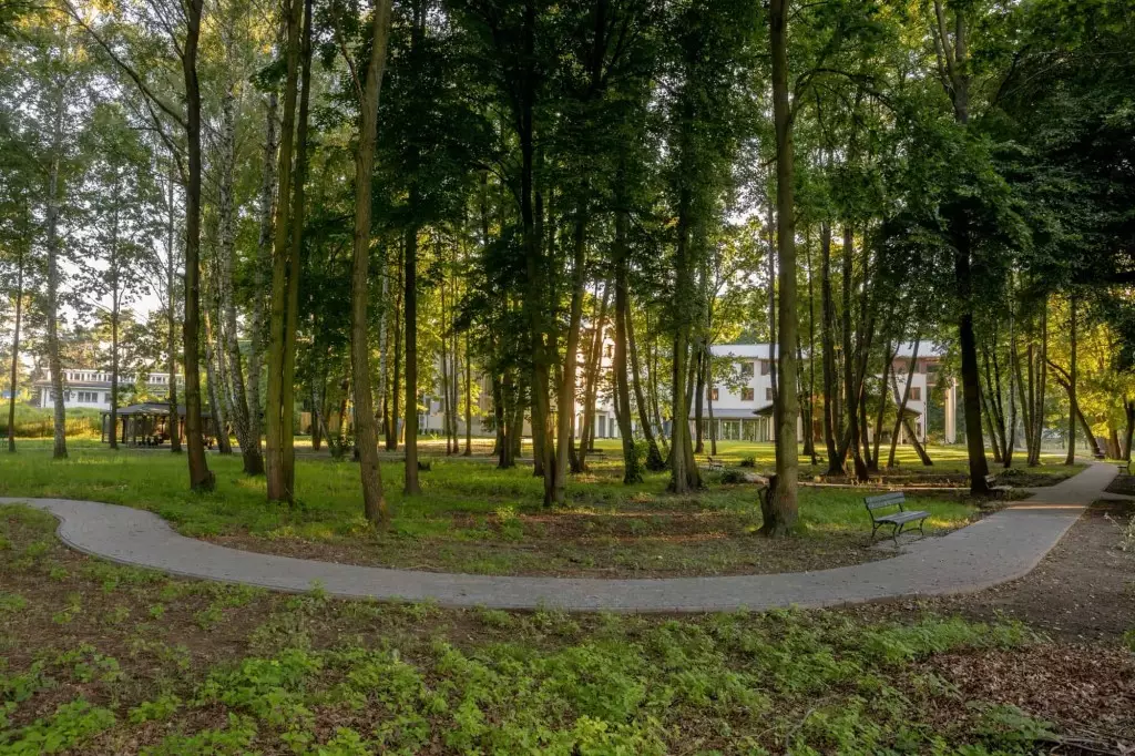 Rezydencja Seniora ,,Willa Milanówek" w Milanówku otoczona jest parkiem