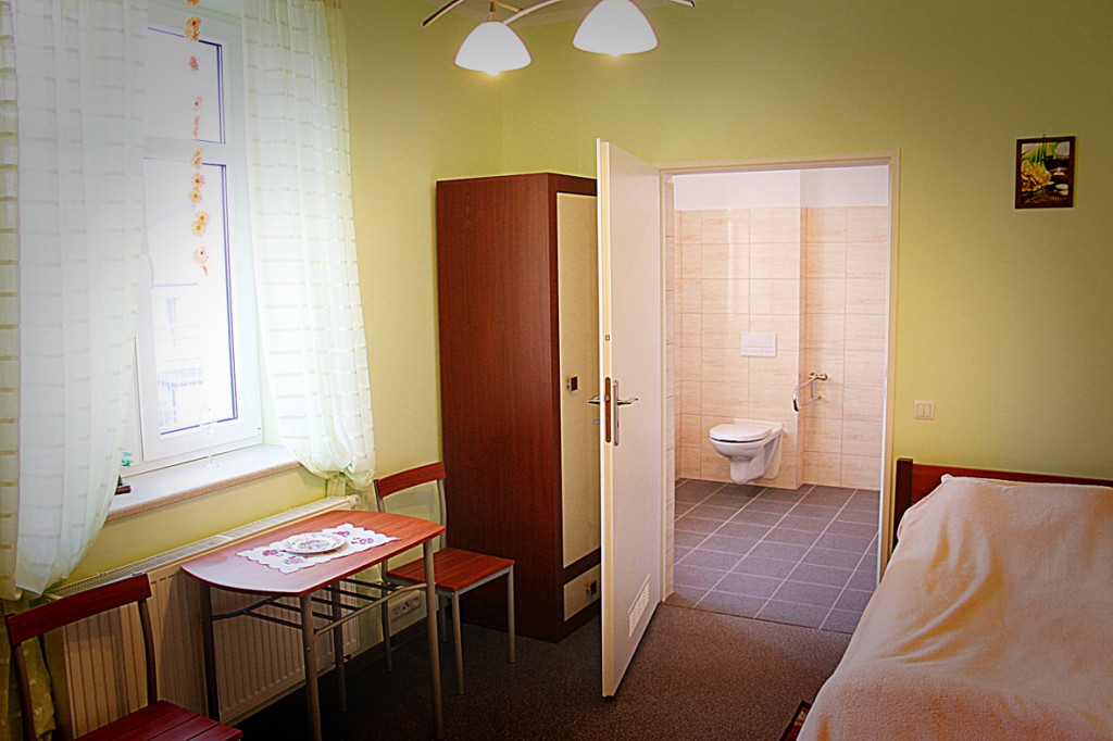 Dom Opieki „Domowe Zacisze” w Sławikowie zapewnia swoim podopiecznym komofrtowe warunki zamieszkania w pokojach z łazienkami