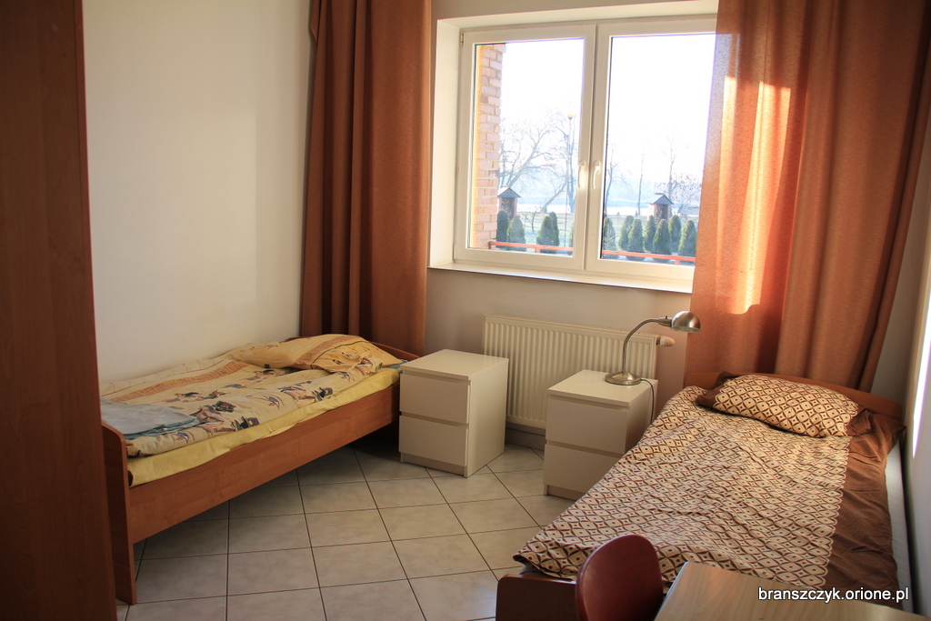 Mieszkańcy Domu Emeryta im. Świętego Alojzego Orione w Brańszczyku  zakwaterowani są w pokojach 1- lub 2-osobowych