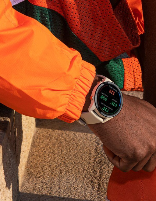 Xiaomi Mi Watch beżowy smartwatch na ręce sportowca