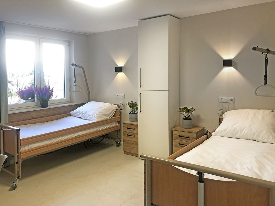 Pokoje w Domu Seniora „Lawendowy Zakątek” w Halasach wyposażone są w specjalistyczne łóżka rehabilitacyjne 