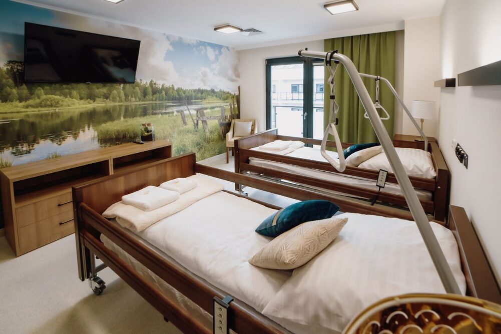 Pokoje w Centrum Rehabilitacji i Opieki Medycznej „Donum Corde” w Budach Głogowskich są gustownie urządzone i wyposażone w niezbędne udogodnienia, w tym telewizory 