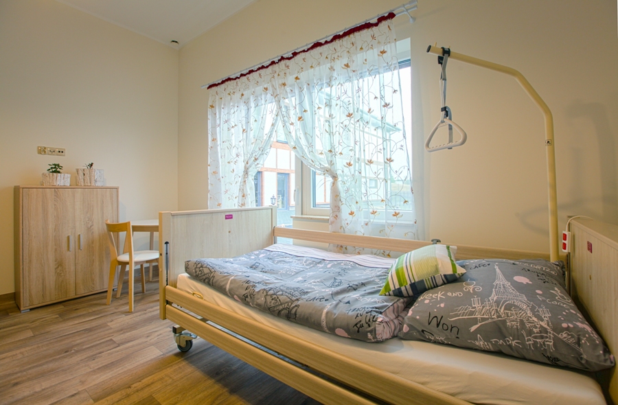 Pokoje w Domu Seniora „Milorstowo” w Miłoszewie są wyposażone w wygodne i nowoczesne meble