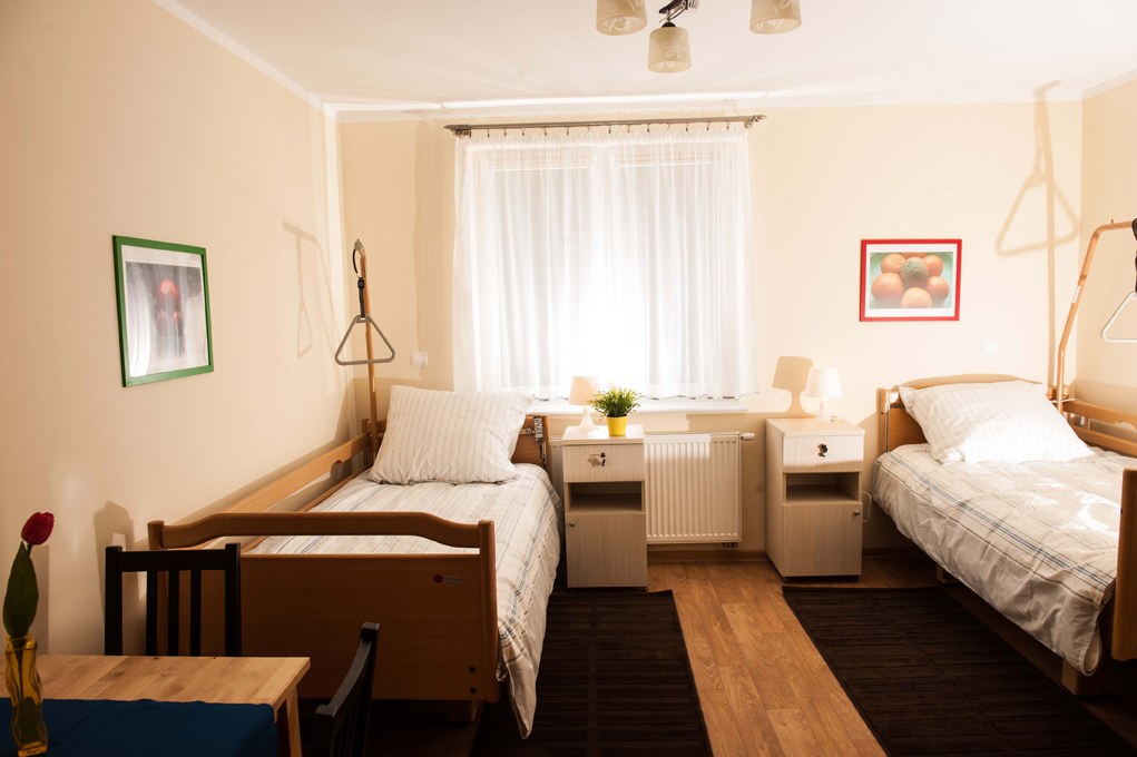 W pokojach w Domu Seniora „Ostoja Kaszubska” w Kościerzynie znajdują się wygodne meble i specjalistyczne łóżka rehabilitacyjne