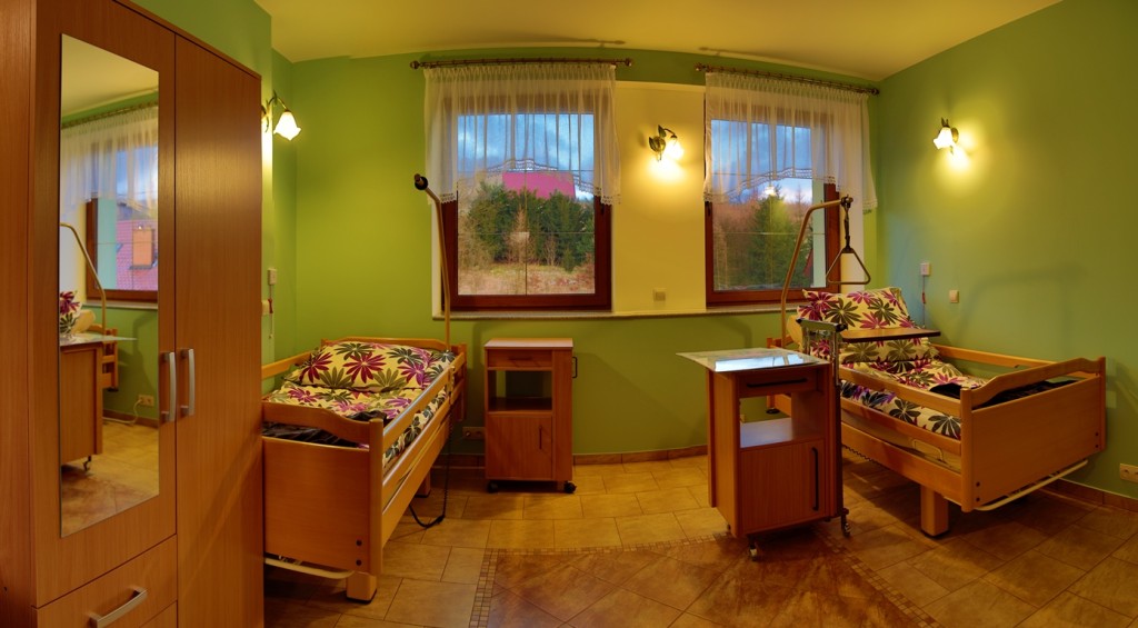Pokoje w Domu Seniora w Świerkach wyposażone są w wygodne łóżka rehabilitacyjne