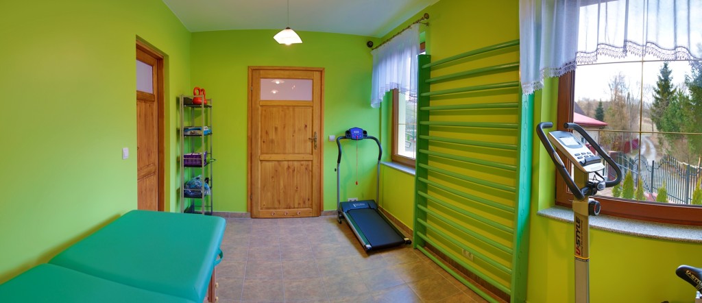 Dom Seniora w Świerkach dysponuje gabinetem rehabilitacyjno-zabiegowym, który jest wyposażony w bieżnie i rowerki treningowe