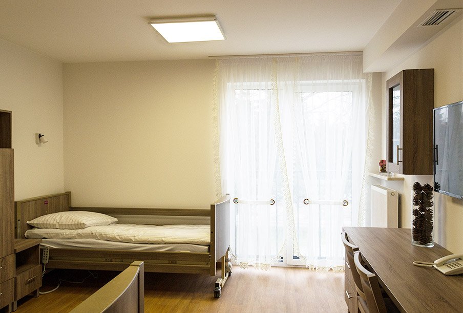 Pokoje w Dom Seniora „Rezon" w Laskach są jasne, przytulne i wyposażone w liczne udogodnienia