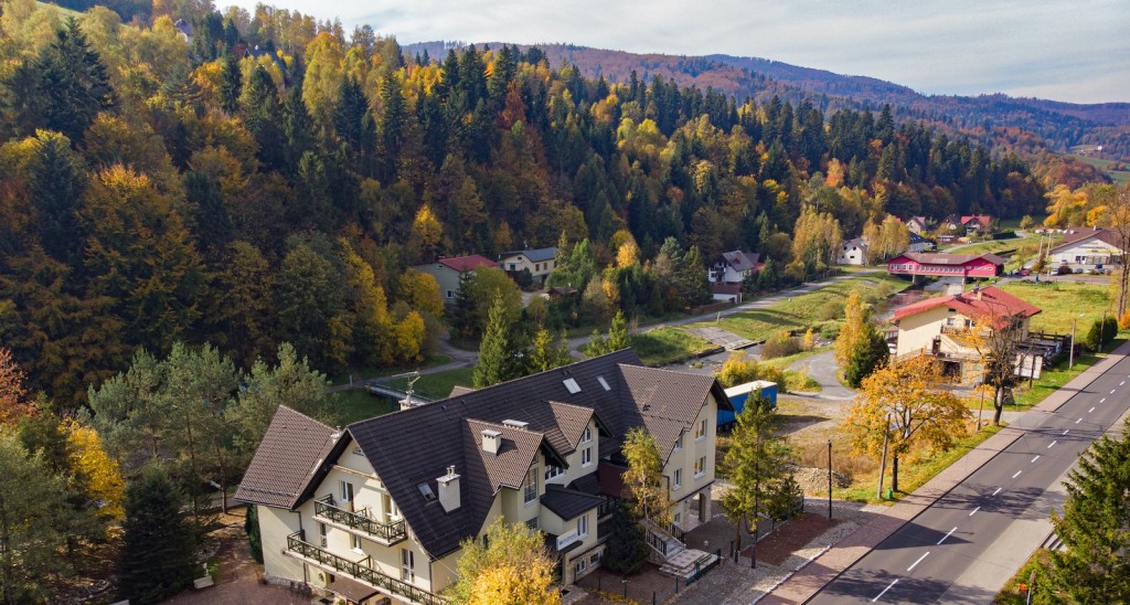 Dom Seniora „SilesiaMED” w Brennej leży w cichej i malowniczej okolicy, w sąsiedztwie gór