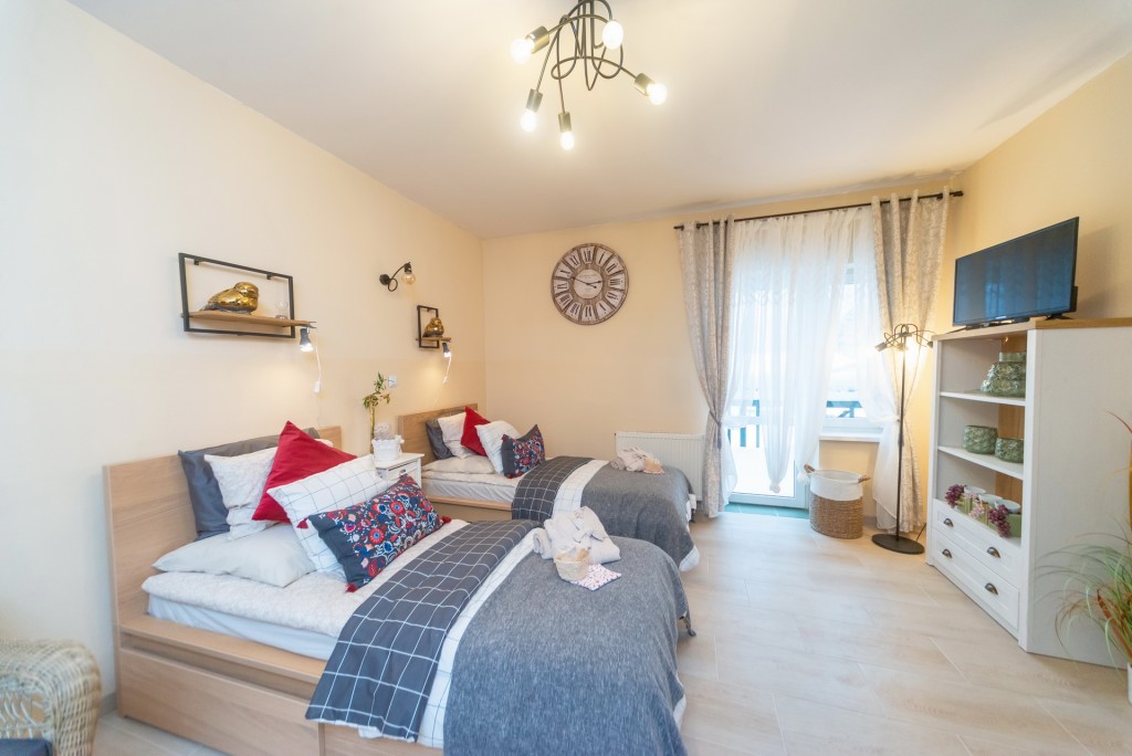 Pokoje w Domu Seniora „SilesiaMED” w Brennej wyposażone są w wygodne łóżka i niezbędne meble