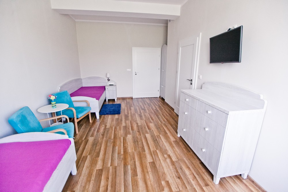 Pokoje w Domu Spokojnej Starości „Słoneczny Parasol” w Sulbinach  są jasne, schludne i wyposażone w niezbędne meble