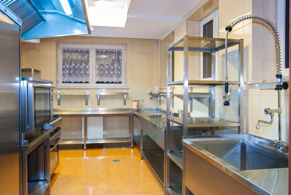 W Domu Opieki „Basis" w Podkowie Leśnej znajduje się dobrze wyposażona kuchnia, w której każdego dnia przygotowywane są posiłki dla mieszkańców