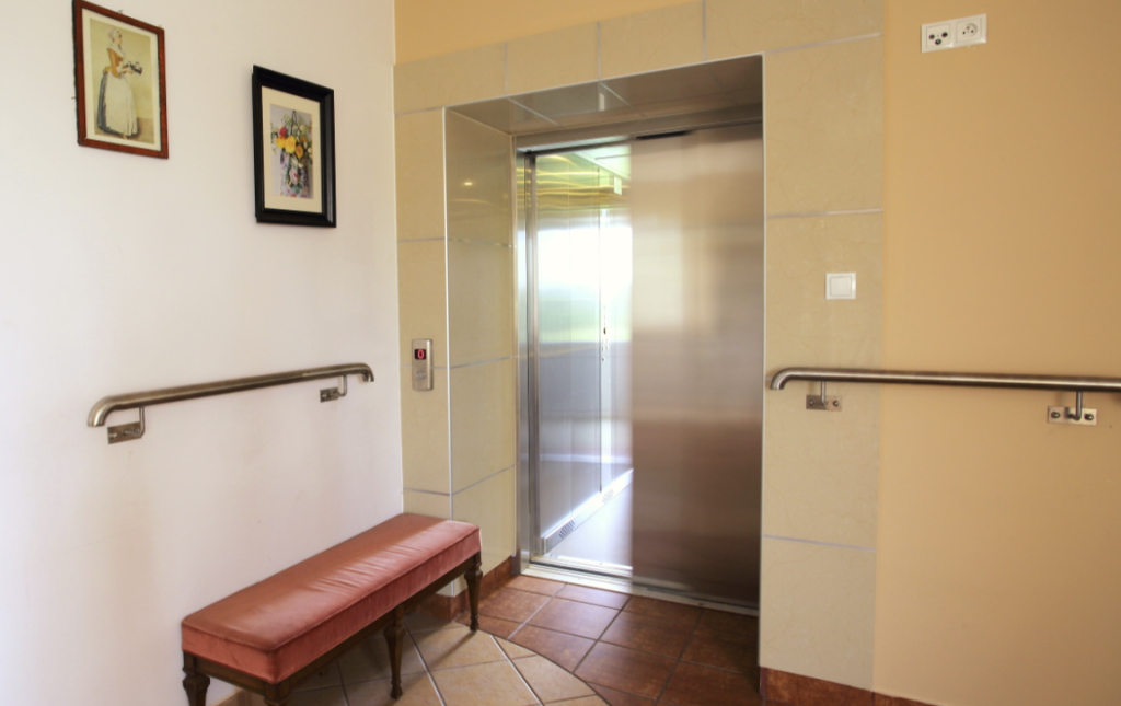 Dom Opieki „Zacisze” w Starych Babicach  jest w pełni przystosowany do pobytu osób niepełnosprawnych