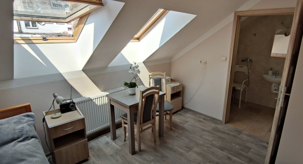 Pokoje w Domu Opieki „Leśna Oaza” w Chęcinach są jasne, przestronne i posiadają łazienki