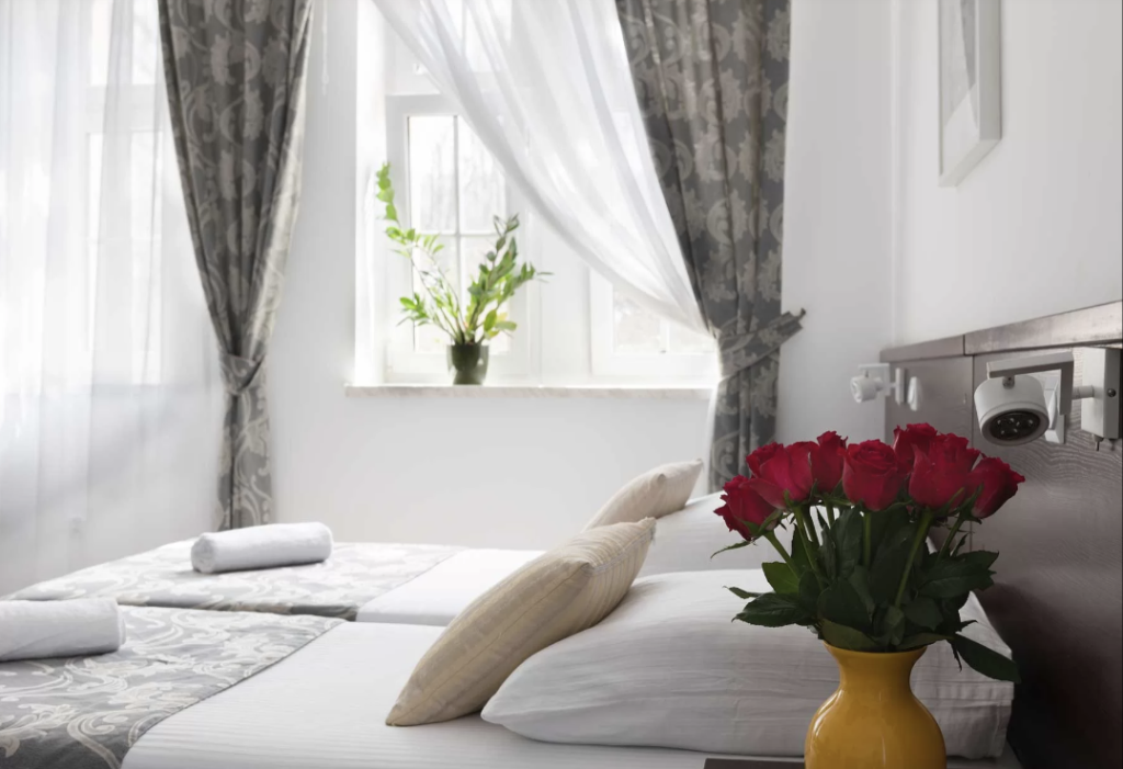 Pokoje w Domu Seniora „Magdalenka” w Dusznikach-Zdroju są eleganckie i wygodne