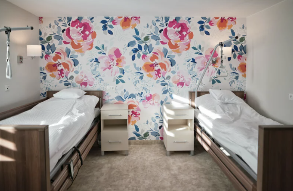 Pokoje w Domu Seniora „Marconi” w Świdnicy są utrzymane w jasnej kolorystyce i wyposażone w niezbędne udogodnienia