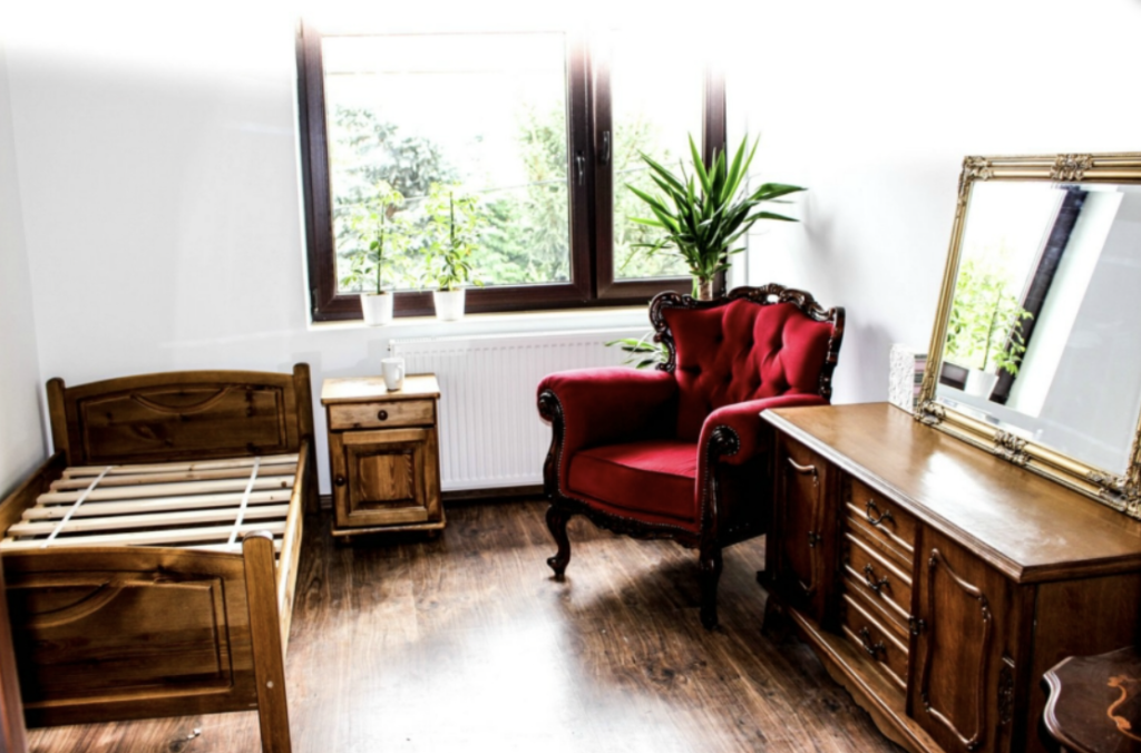 Pokoje w Prywatnym Domu Seniora „Oaza Spokoju” w Sosnowcu są urządzone elegancko i funkcjonalnie