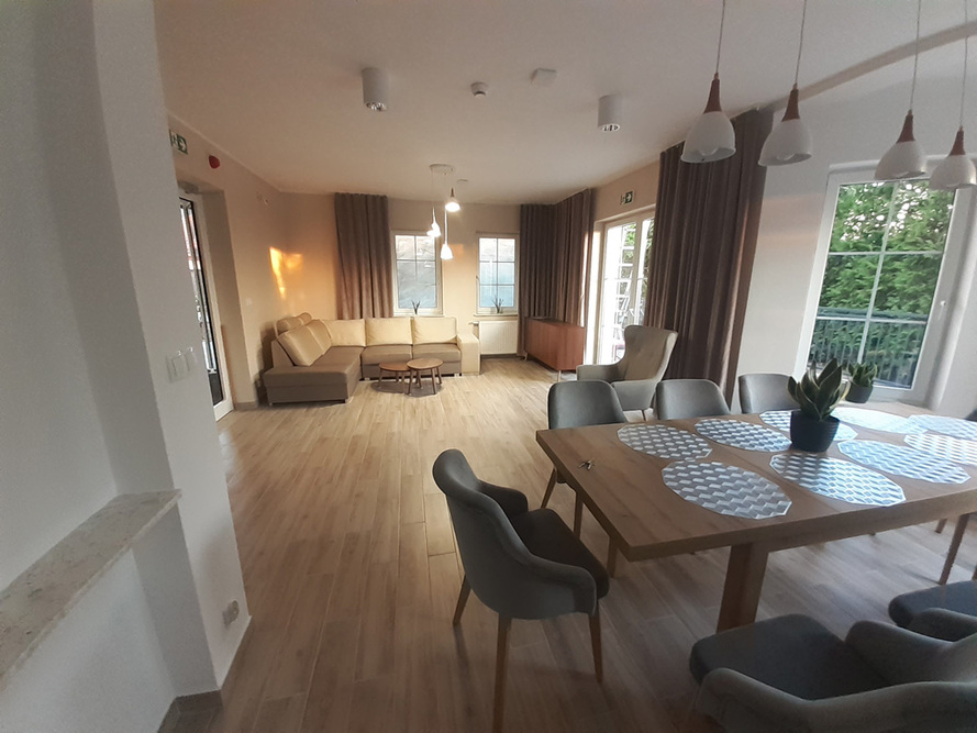 Wspólny salon w Domu Spokojnej Starości „Baśniowe Zacisze” w Głogowie