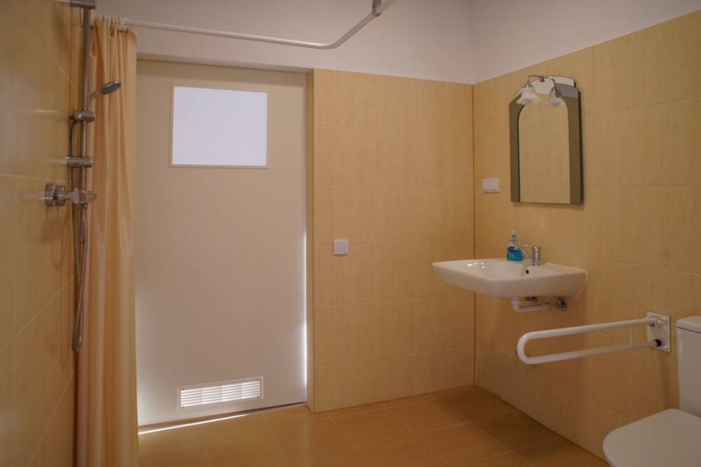 Łazienki w Domu Pomocy Społecznej w Katarzynkach są przyjazne osobom niepełnosprawnym