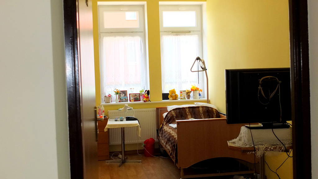 Mieszkańcy Domu Opieki „Jesienna Róża” w Sosnowcu mieszkają w komfortowych pokojach 