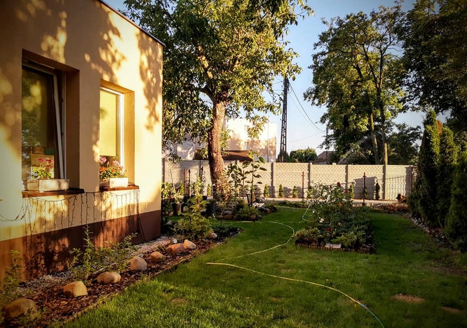 Ogród przed Prywatnym Domem Opieki „Zakątek Seniora” w Plebance