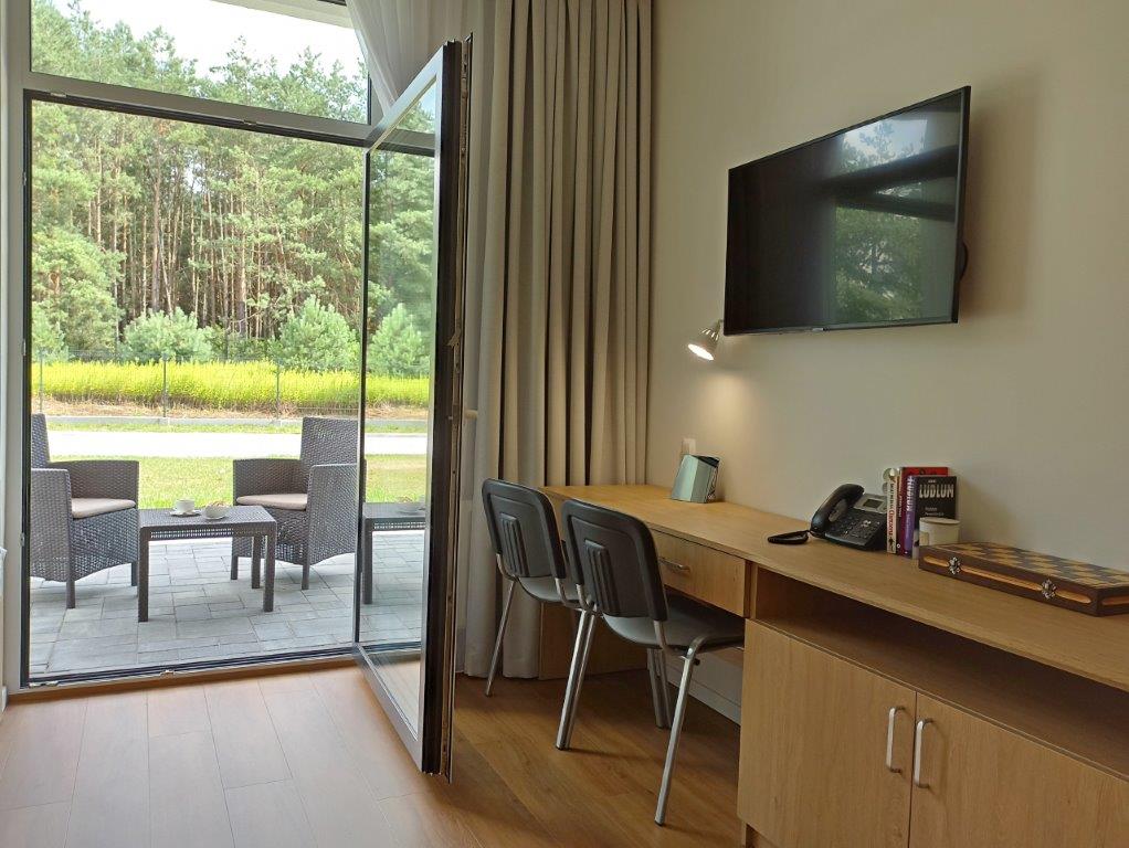 Część pokoi mieszkalnych w Domu Opieki Senioralnej „Leśna Ostoja” w Raniżowie posiada bezpośrednie wyjście do ogrodu