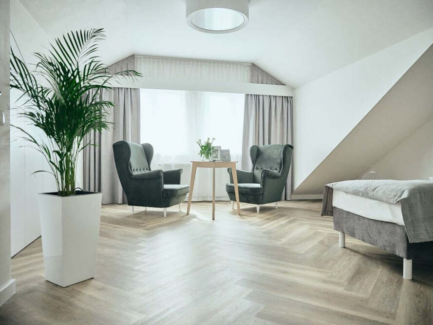 Pokoje w Rezydencji Senioralnej „Słowik" w Jedlinie-Zdroju są podzielone na dwie strefy - dzienną i sypialnianą