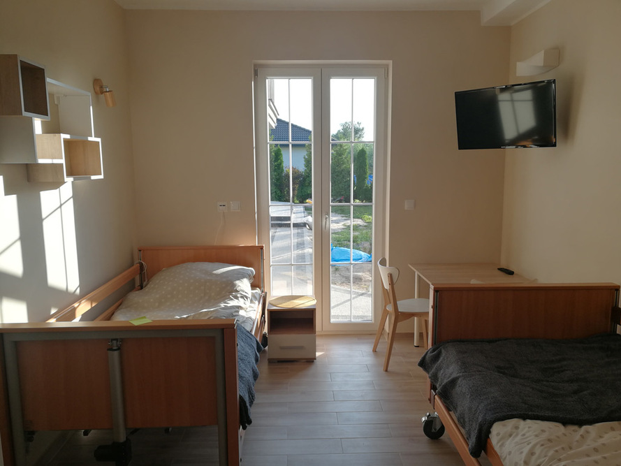 W pokojach mieszkalnych w Domu Spokojnej Starości „Baśniowe Zacisze” w Głogowie znajdują się specjalistyczne łóżka medyczne