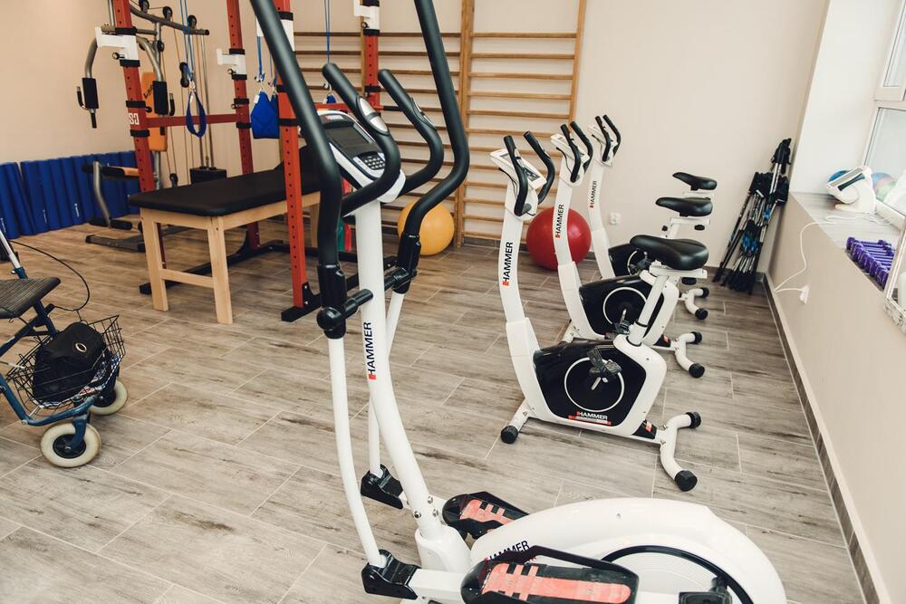 W budynku Zakładu Opiekuńczo-Leczniczego „MAX” w Łówkowicach znajduje się sala gimnastyka wyposażona w profesjonalny sprzęt do ćwiczeń