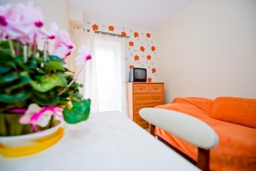 Pokoje w Pensjonacie Opiekuńczo-Rehabilitacyjnym „Nasz Dom” w Kielcach są jasne i przytulne - wszystkie wyposażone są w wygodne meble i telewizory