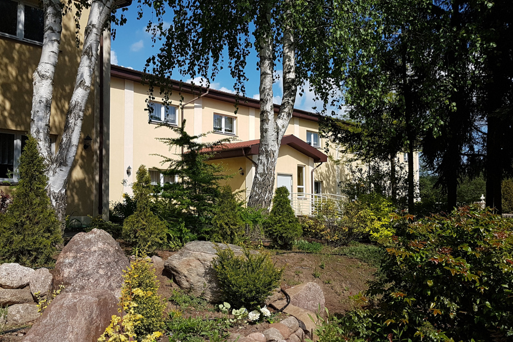 Dom Pomocy Społecznej w Katarzynkach i otaczający go ogród