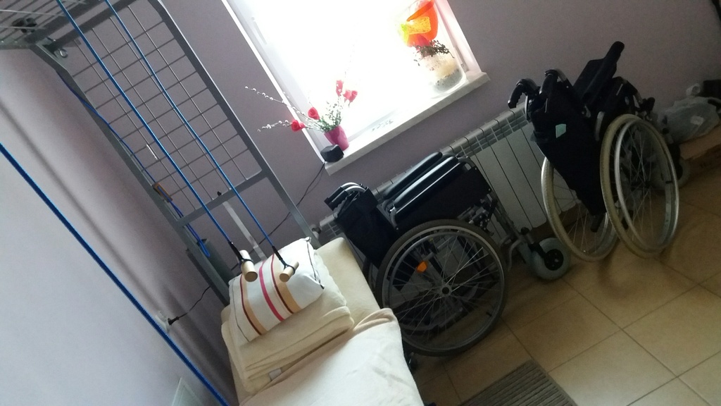 Rodzinny Dom Opieki „PAW” w Starych Żukowicach dysponuje niezbędnym sprzętem, w tym wózkami inwalidzki i balkonikami