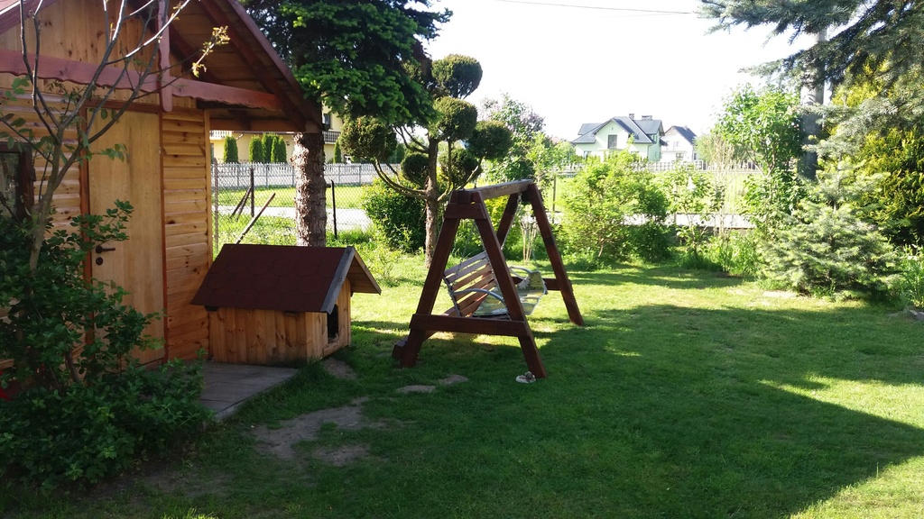 Rodzinny Dom Opieki „PAW” w Starych Żukowicach znajduje się na ogrodzonej działce, w otoczeniu domków jednorodzinnych