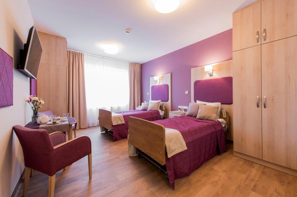 Pokoje w Domu Opieki ,,Rezydencja Antonina" w Piasecznie  są elegancko urządzone, przytulne i wyposażone w liczne udogodnienia, które mają uprzyjemnić pobyt w ośrodku