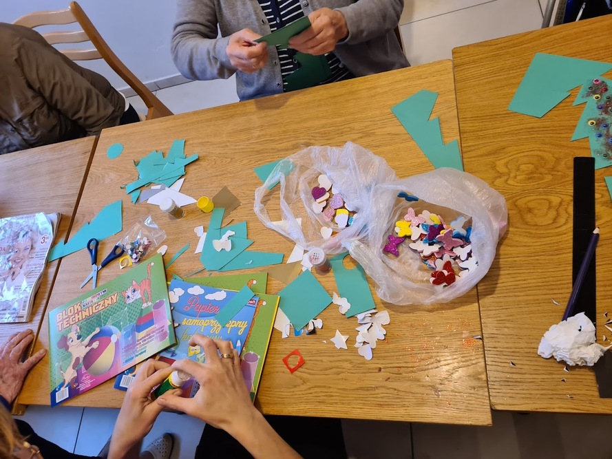 Zajęcia plastyczne w Domu Seniora „Zapiecek” w Wieliczce - jedna z form terapii zajęciowej