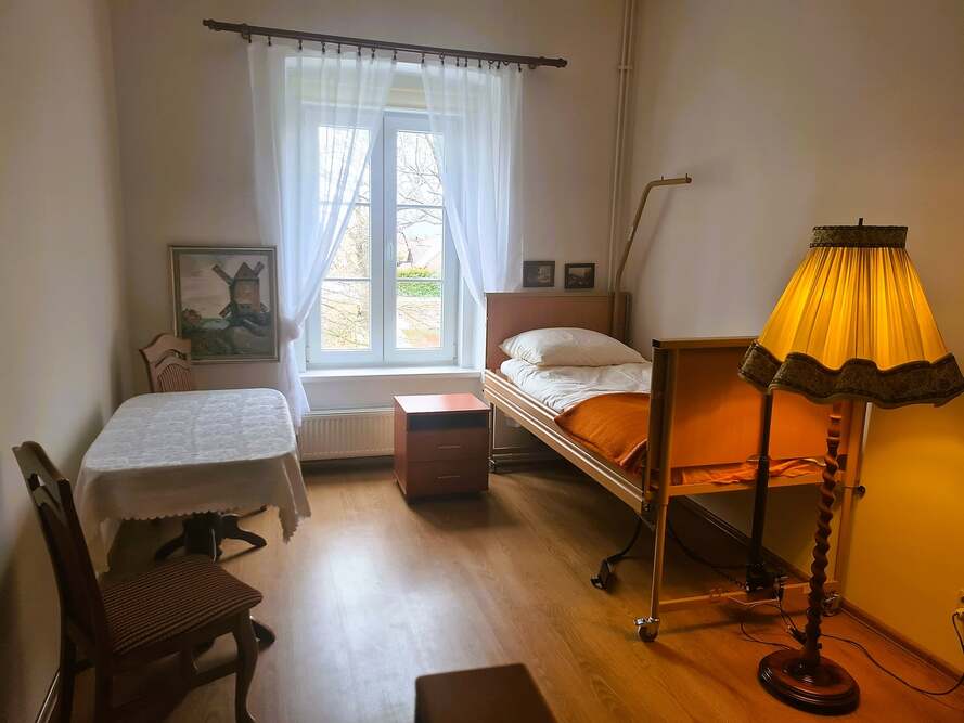 Pokoje w Domu Opieki „Leśny Dworek” w Jędrzychowicach są wyposażone w podstawowe meble i sprzęty