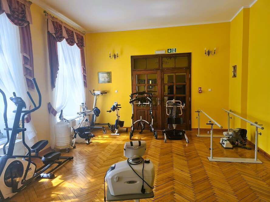 Dom Opieki „Leśny Dworek” w Jędrzychowicach  dysponuje salą do rehabilitacji ruchowej wyposażoną w nowoczesny sprzęt