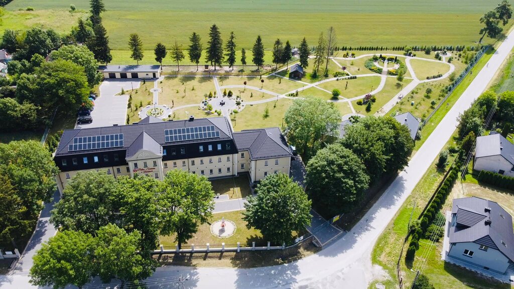 Pałac Seniora w Raszkowie i otaczający go ogród z lotu ptaka 