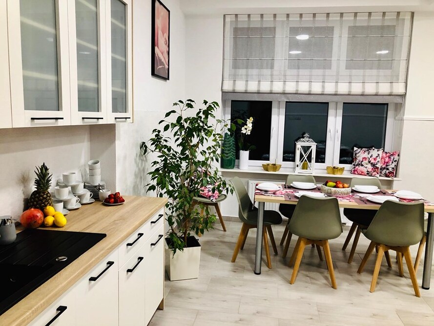 Na parterze Domu Seniora „Magnolia” w Łaniewie znajduje się wspólny salon z aneksem kuchennym