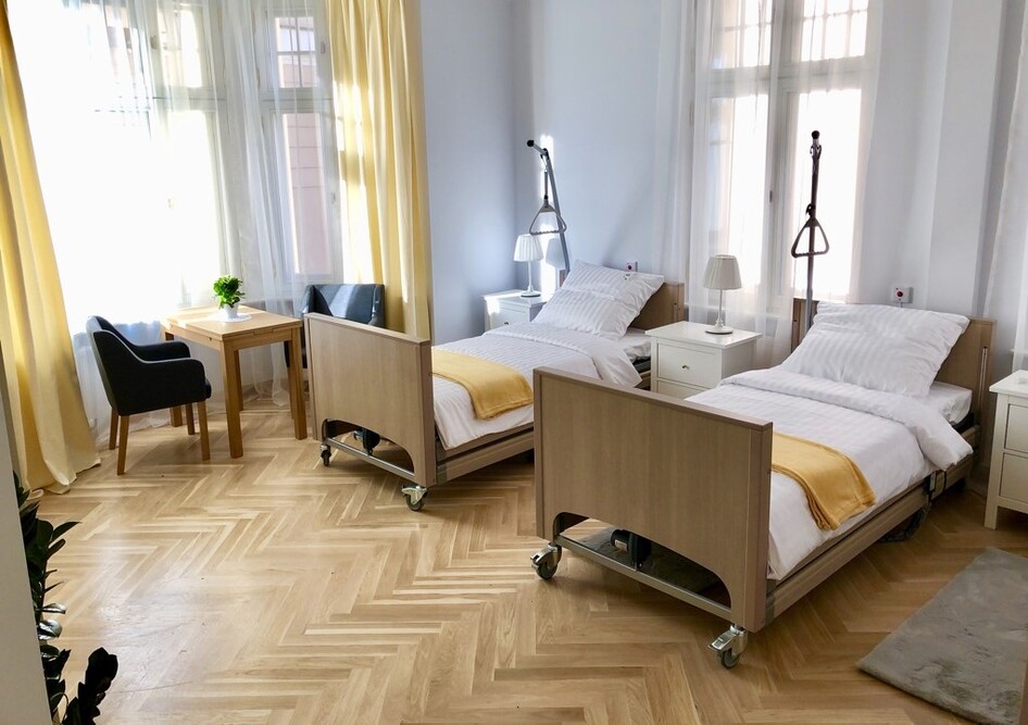 Dom Opieki „Willa Chopina” w Toruniu dysponuje komfortowymi pokojami dla pensjonariuszy