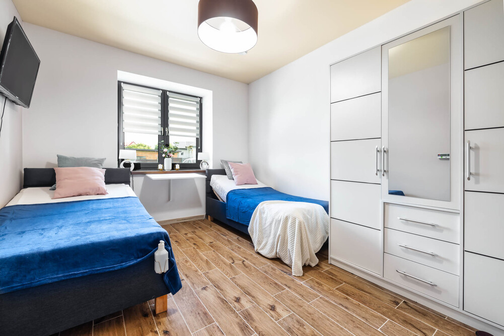 Pokoje w Domu Opieki „Chmiel” w Chmielu Pierwszym k/Jabłonnej  zostały zaprojektowane z myślą o maksymalnym komforcie mieszkańców