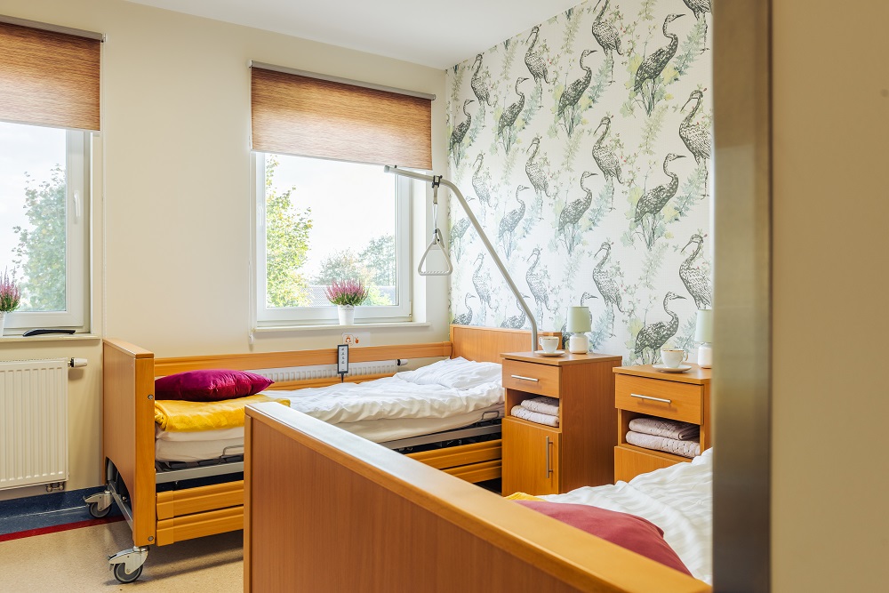 Pokoje w Domu Opieki „Leleka” we wsi Szczepkowo Borowe są w pełni umeblowane, funkcjonalnie urządzone i pozbawione barier architektonicznych